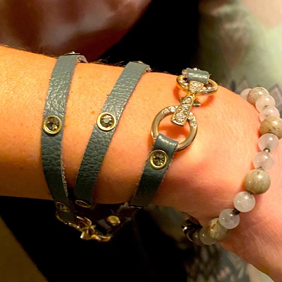 💜 5 for 25 Grey suede rhinestone wrap bracelet - Picture 2 of 2
